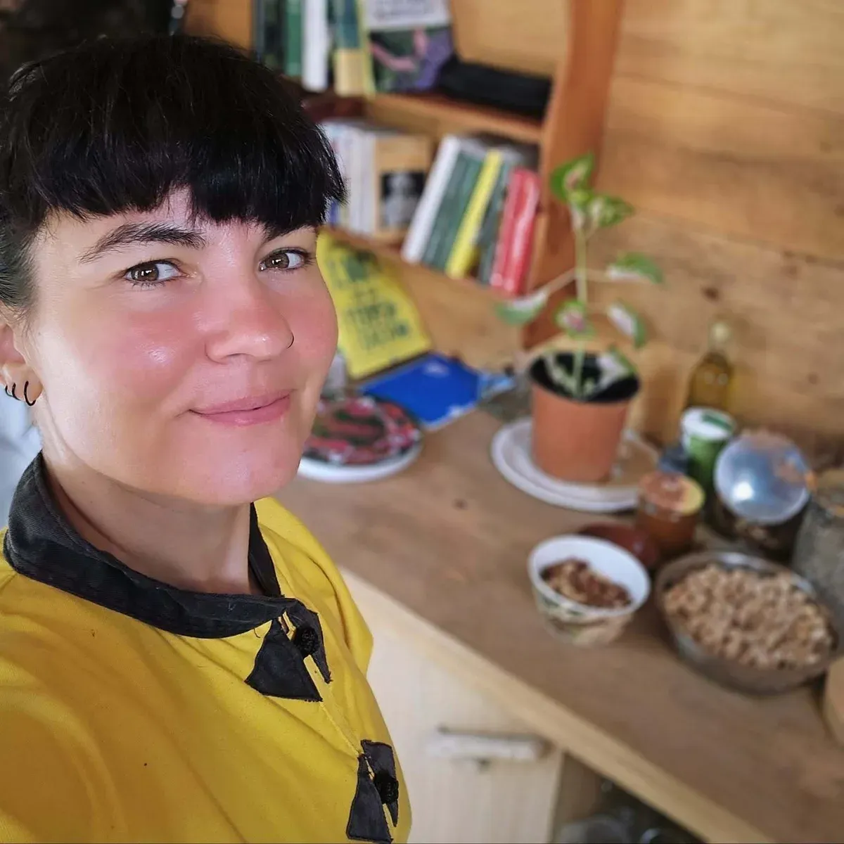 Diane, dans sa cabane en bois