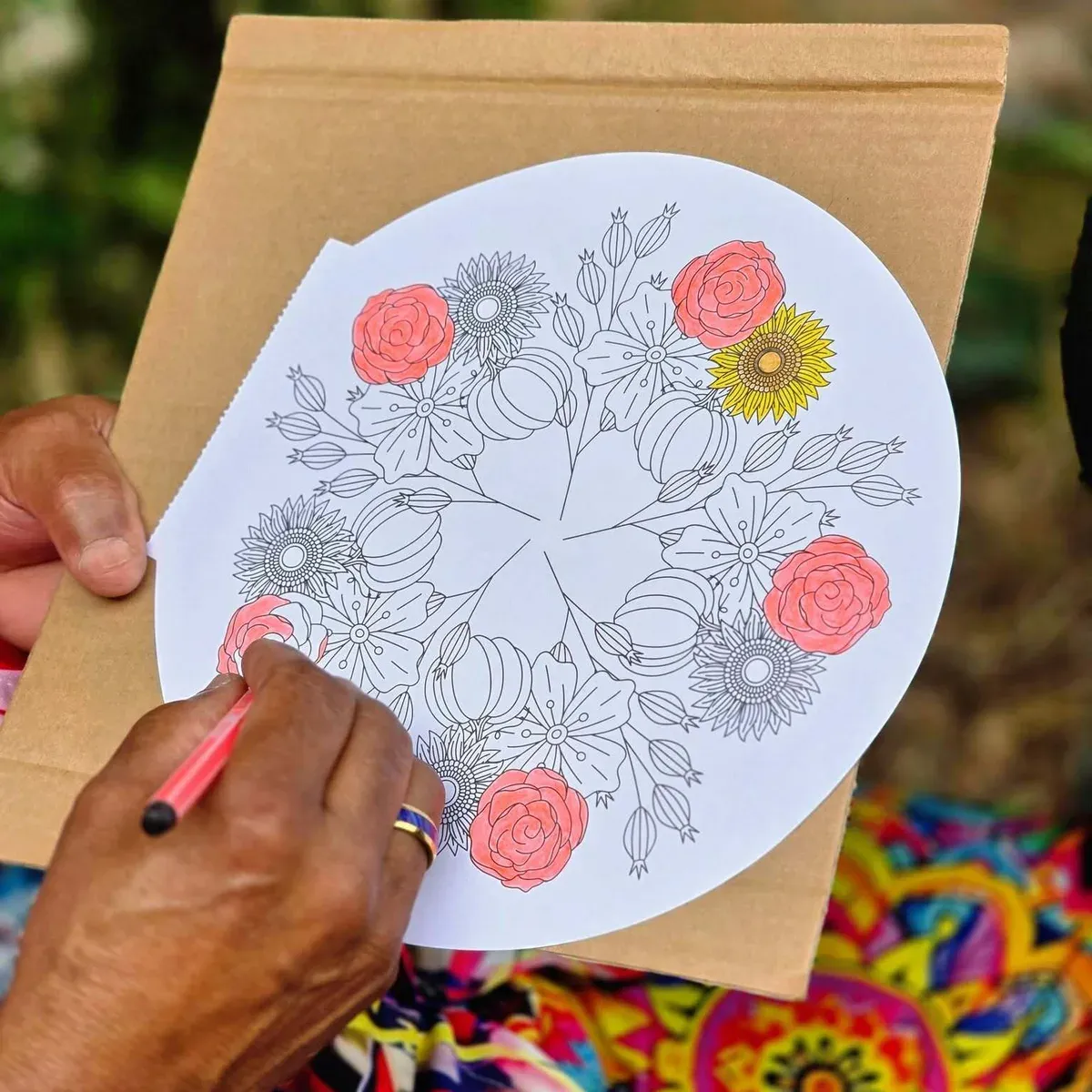 Un mandala en train d’être colorié