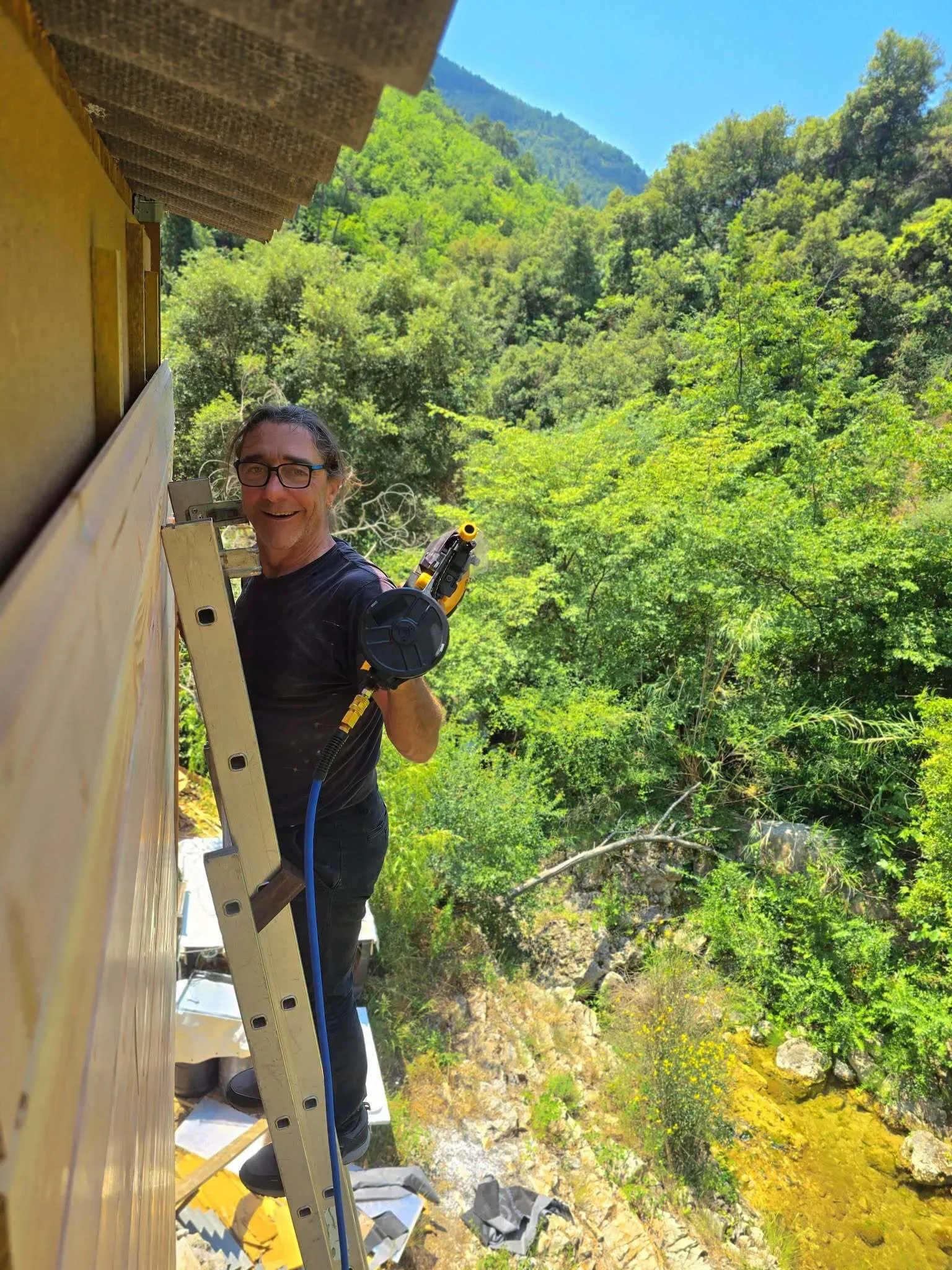Diane sur l’échelle, au chantier de la cabane