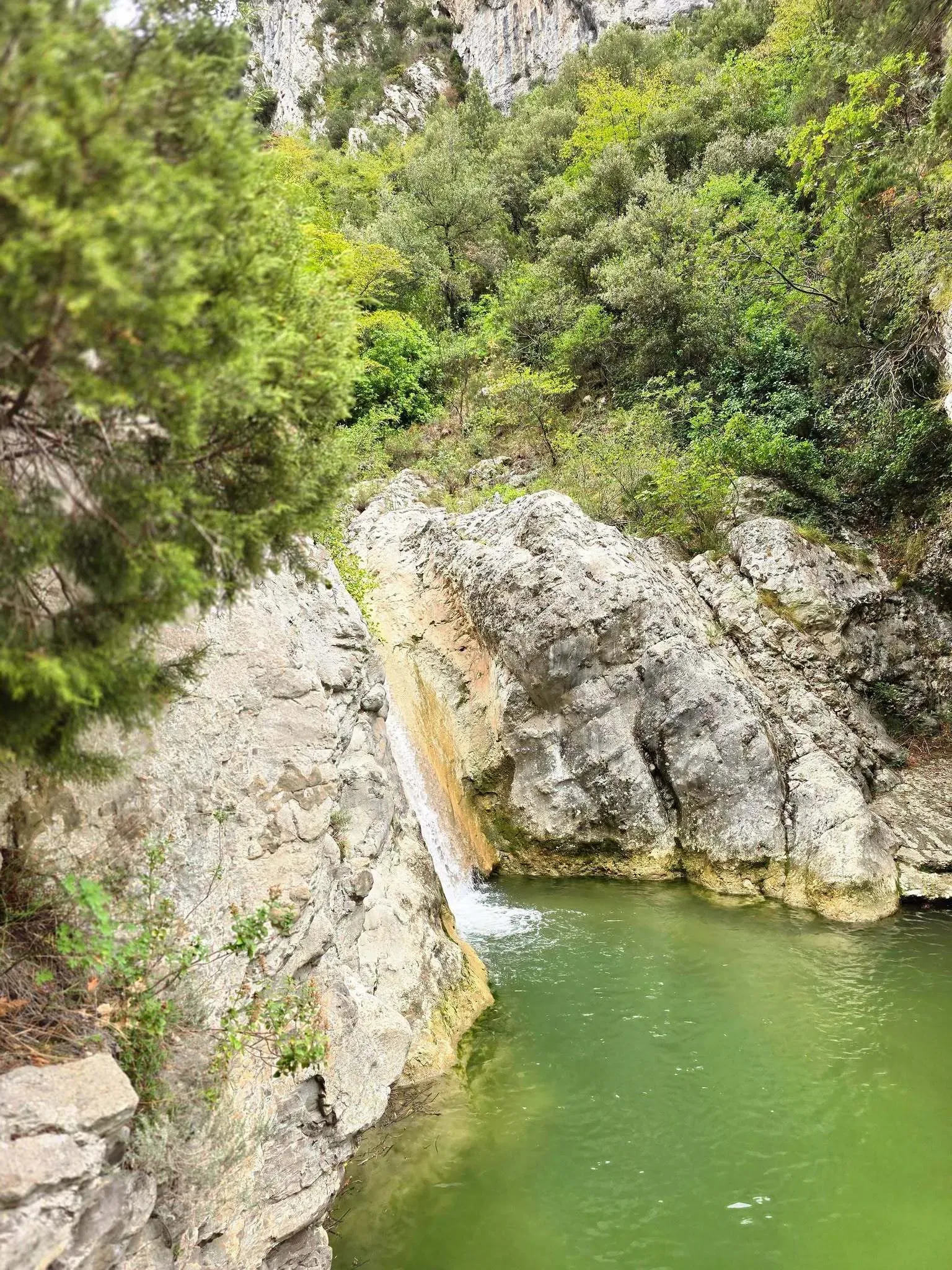 La rivière et sa piscine naturelle, en contrebas du lieu